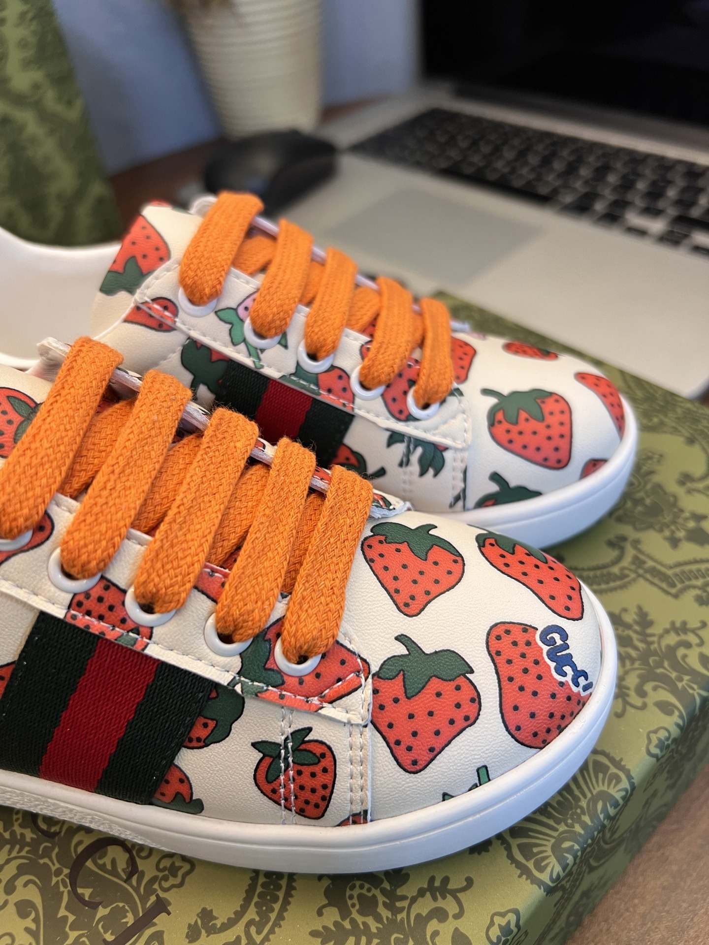 Children's shoes child